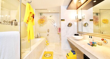 InterContinental DALIAN Room Type - 1 Bedroom Suite 2 Double Kids Theme Lounge Access
