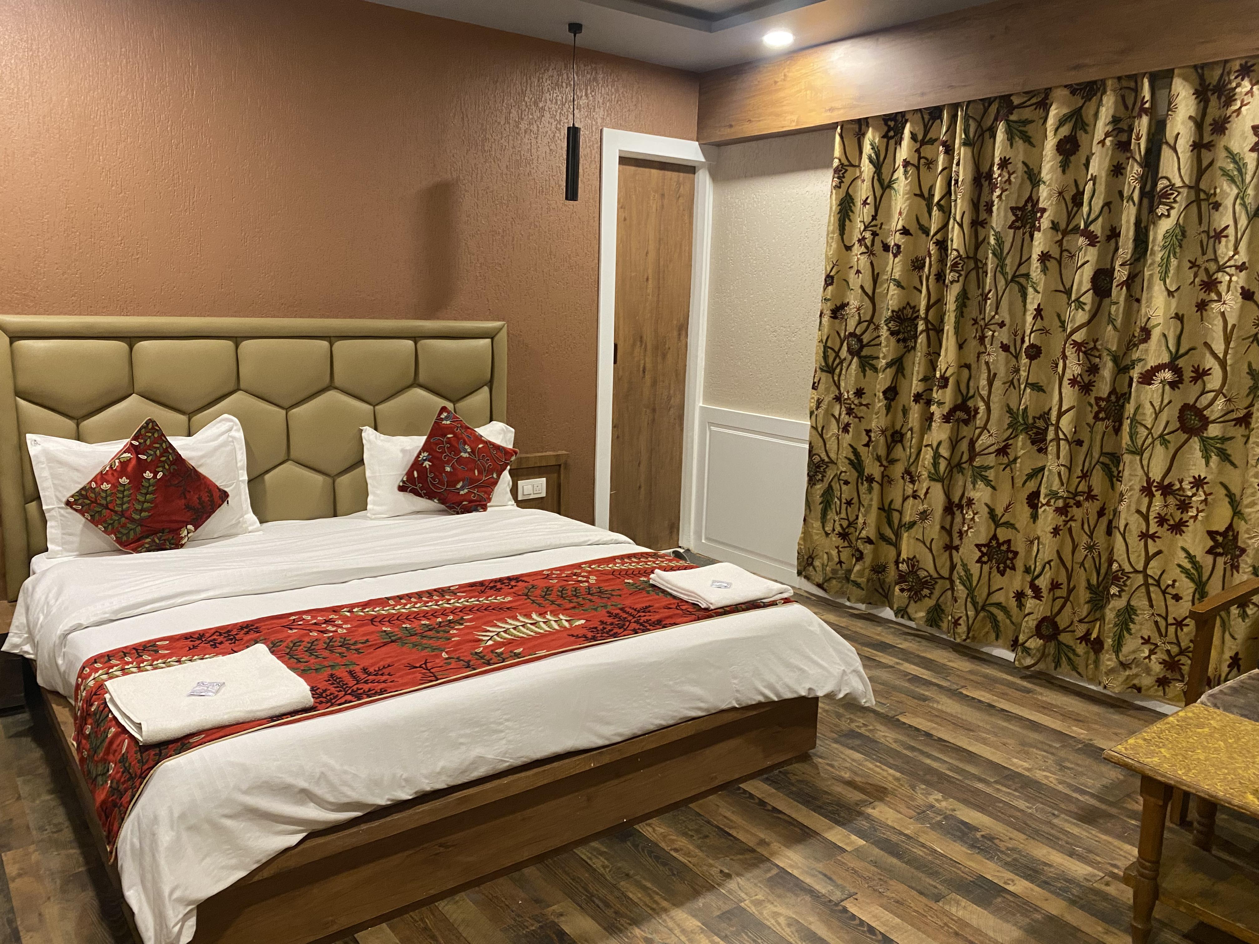 Hotel Manora Palace - Tap to explore photos