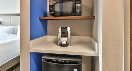 Holiday Inn Express & Suites Albuquerque East Room Type - 2 Queen Standard Mobil Access Roll Shwr