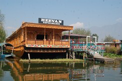 Heevan Houseboat