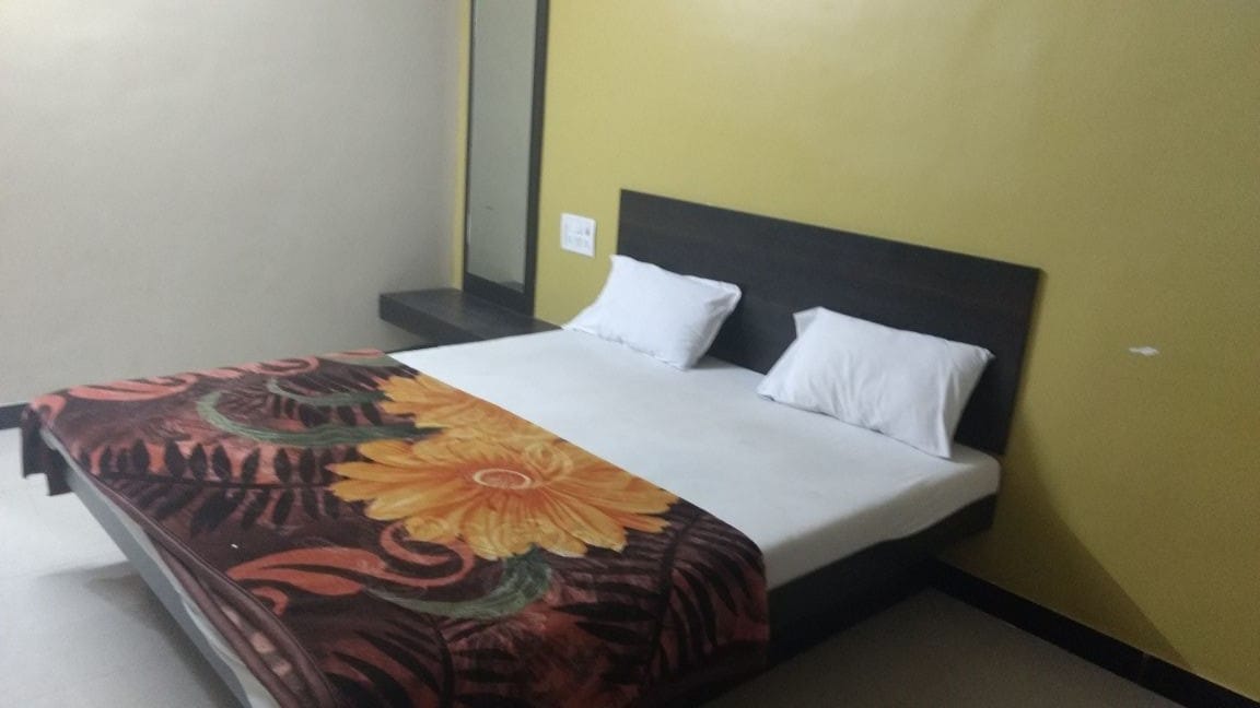 Athithi palace lodging - Tap to explore photos