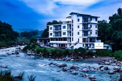 Hotel River Retreat - Near Dharamshala Airport