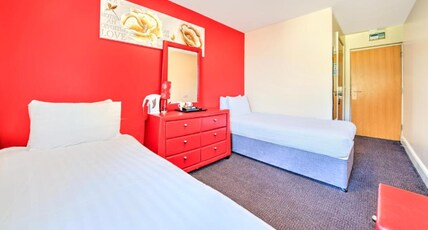 GO2 Gloucester Hotel by OYO Room Type - Standard Twin Room