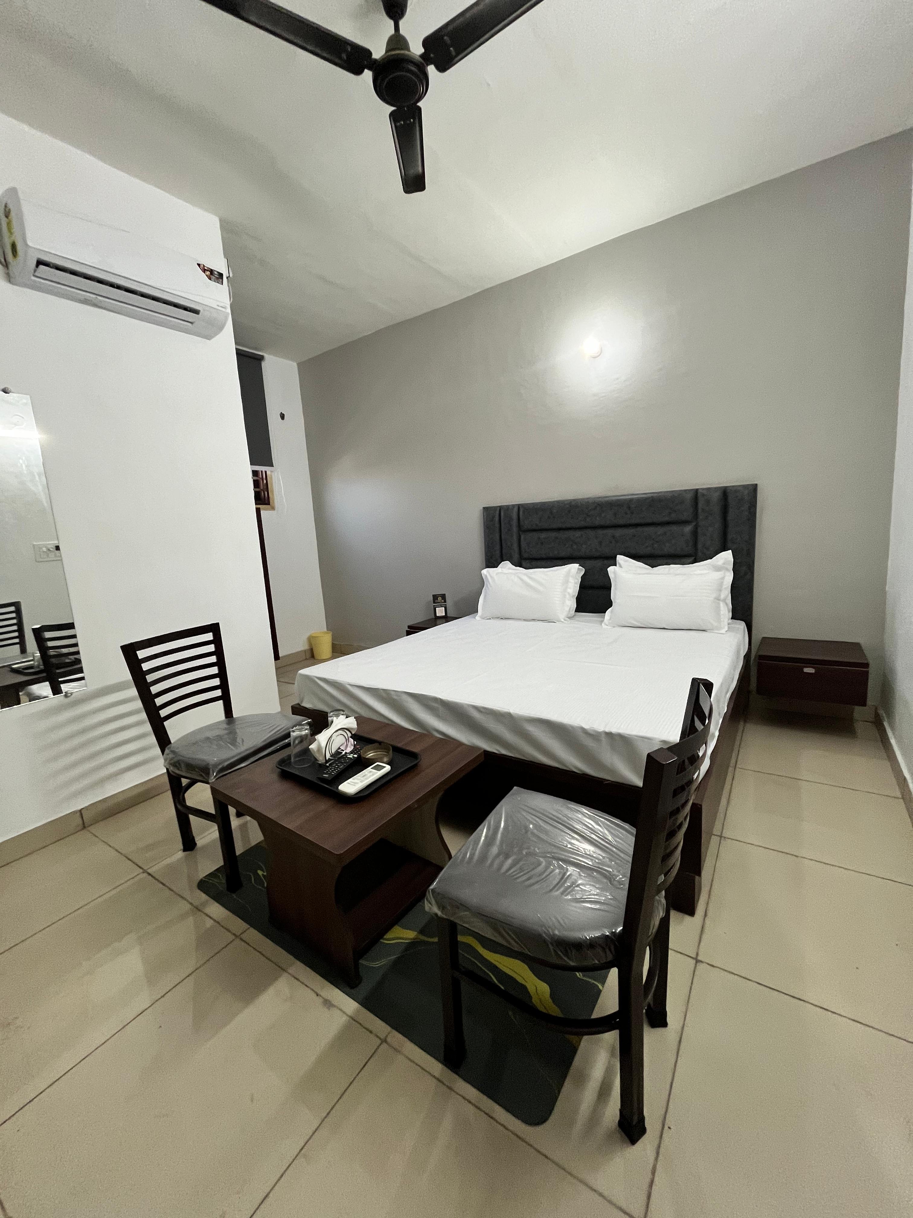 COZY INN ROOMS - TAJPUR ROAD - Tap to explore photos