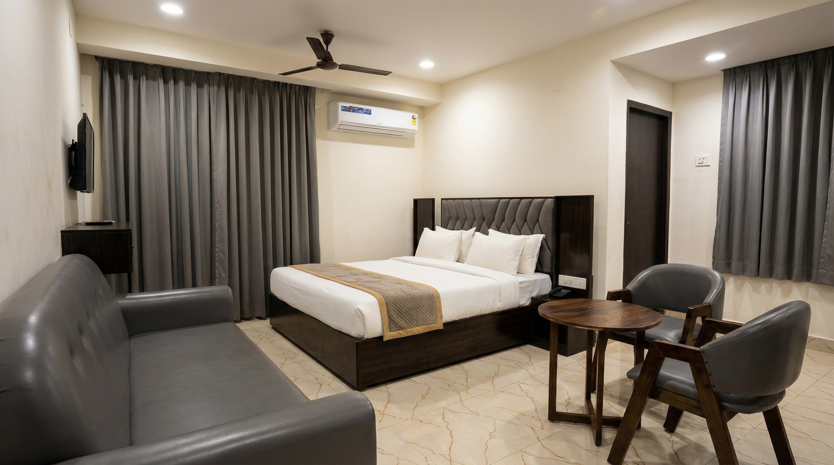 HOTEL PADMA VISTA - Tap to explore photos