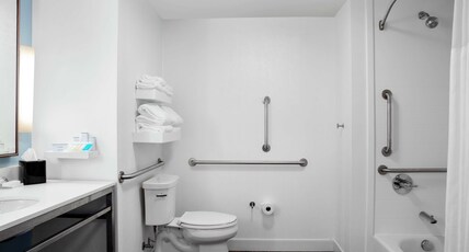 Hilton Garden Inn Mobile Downtown Room Type - 2 QN BED W ACC TUB