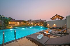 6 BHK King Villa w Huge Pool & Lawn by Jalanta Stays