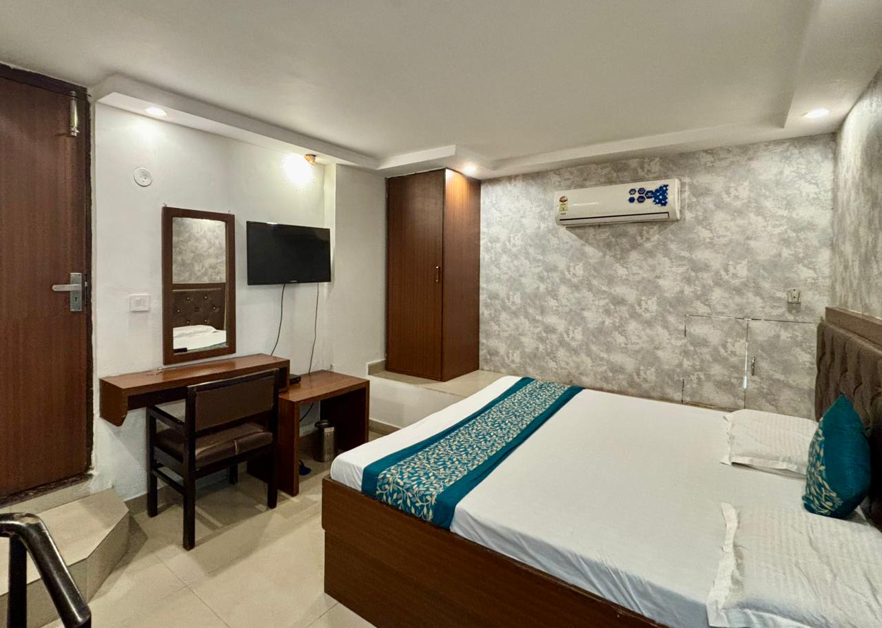 Hotel Metro 70 - Tap to explore photos