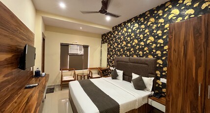 Hotel Roshan - 3 Min Walk To Godowliya. Room Type - Deluxe Room Hotel Roshan - 3 Min Walk To Godowliya. Room Type - Deluxe Room
