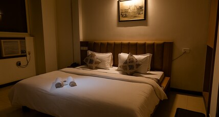 Gurjeet Hotel by Naavagat Room Type - Deluxe Room