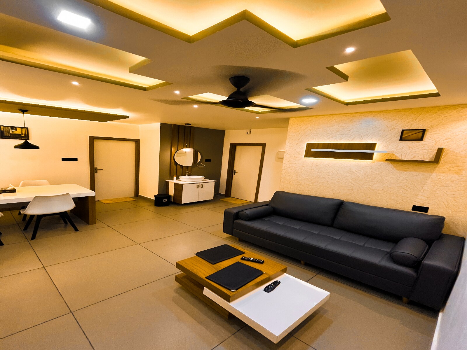 BBC Luxury Apartment - Tap to explore photos