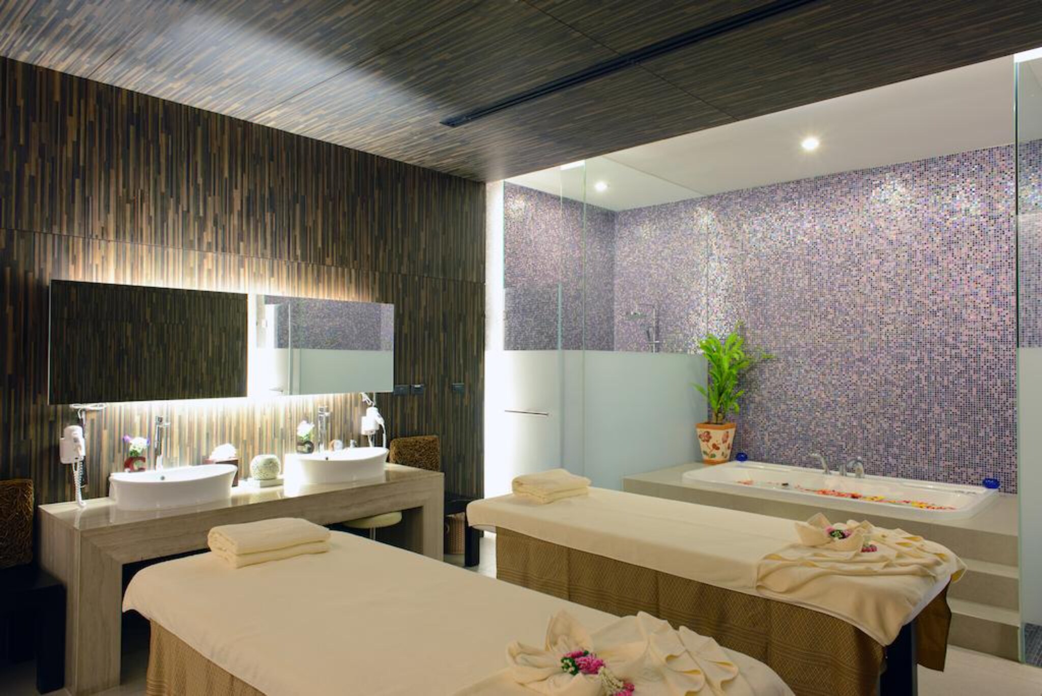 Novotel Bangkok Impact Hotel - Tap to explore photos