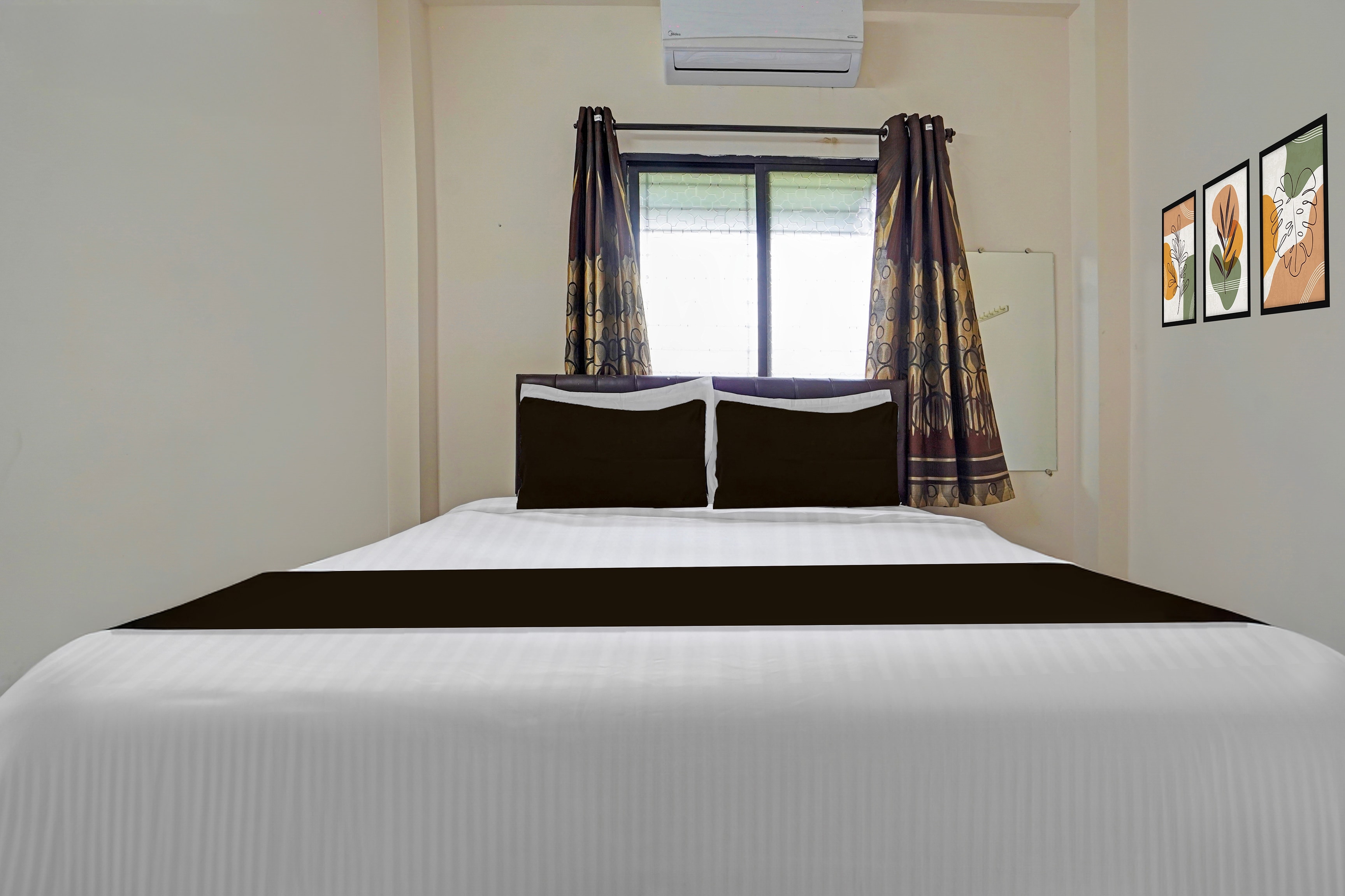 Super Hotel O CRPF Crossway Formerly V7 Inn Service Apartment - Tap to explore photos
