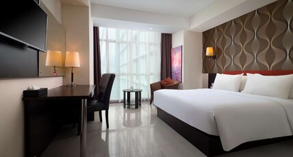 Best Western The Lagoon Room Type - 1 Queen Bed, Non-Smoking, Deluxe Room, City View, High Speed Internet Access, Hairdryer, Shower, Ful