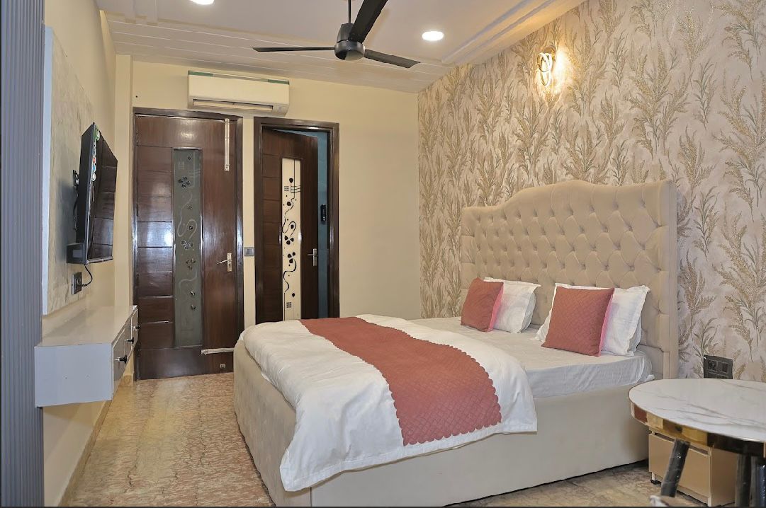 2BHK Luxe Lounge - Cozy & Modern Retreat - Tap to explore photos