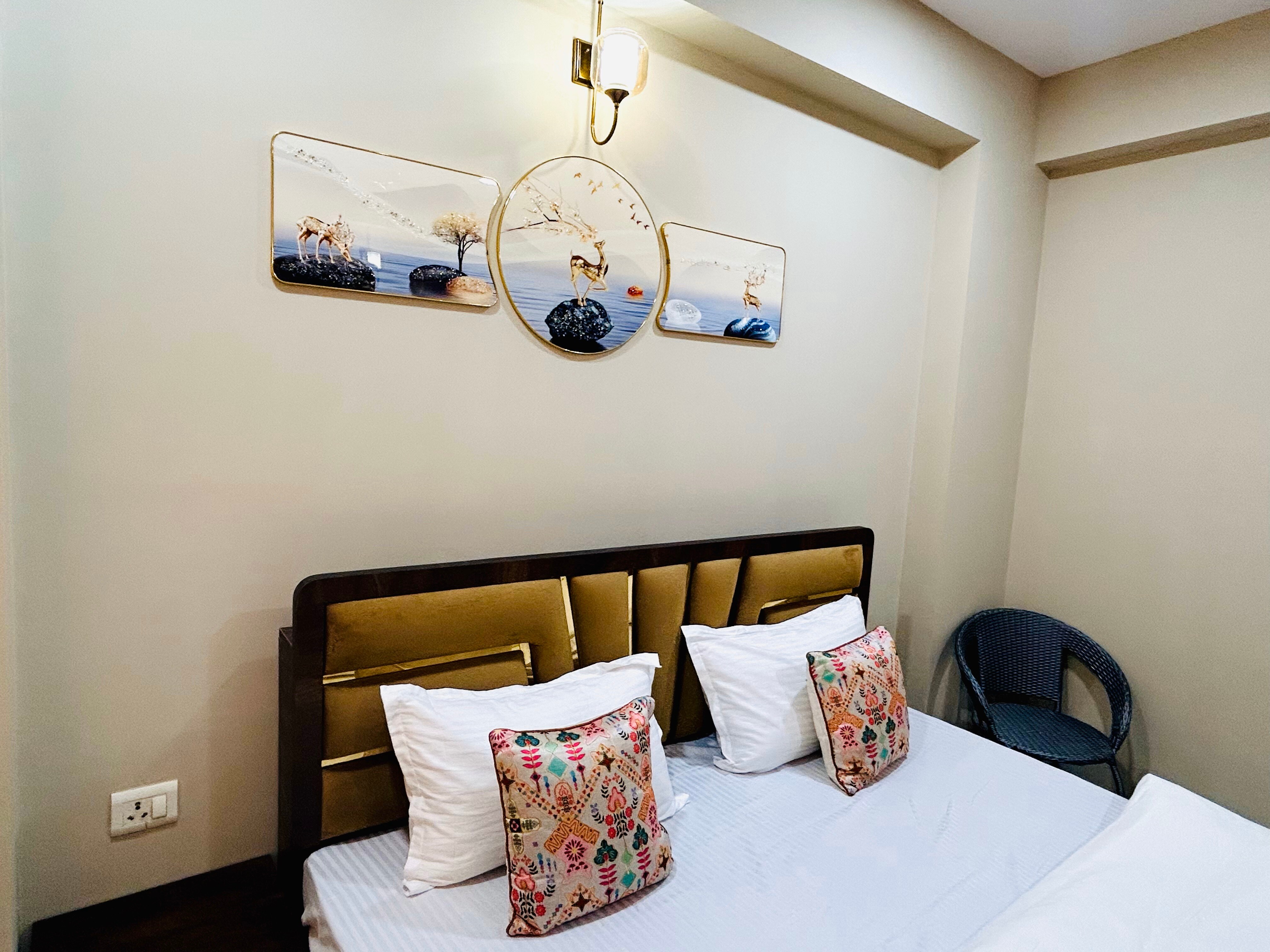Airport Skylark Luxury Apartment - Tap to explore photos