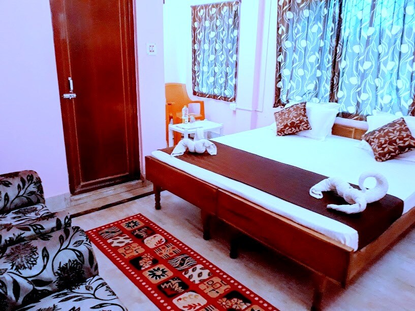 Hotel Gunjan - Tap to explore photos