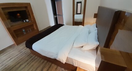 Corbett Radu World | Wrapped by the Woods Room Type - Wooden room