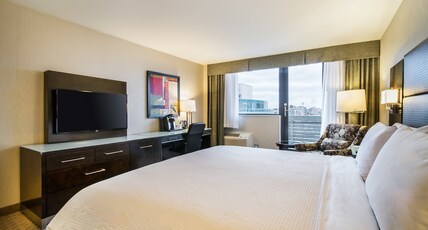 Holiday Inn Vancouver Centre Room Type - 1 King Standard High Floor Balcony Holiday Inn Vancouver Centre Room Type - 1 King Standard High Floor Balcony