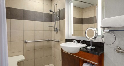 Hilton Baltimore BWI Airport Room Type - 2QN MOB HEARING ACC RI-SHW