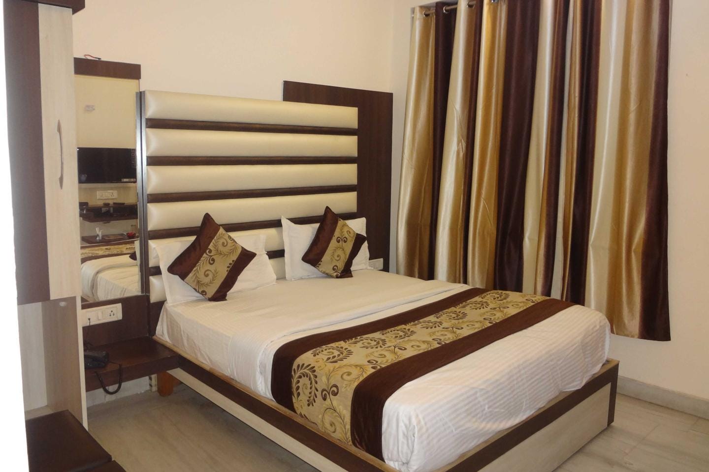 Hotel Mahima- Walking Distance From Railway Station - Tap to explore photos