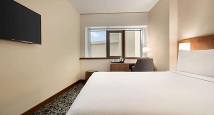 Ramada by Wyndham Lisbon Room Type - 1 Queen Bed, Mobility Accessible Room, City View, Non-Smoking Ramada by Wyndham Lisbon Room Type - 1 Queen Bed, Mobility Accessible Room, City View, Non-Smoking