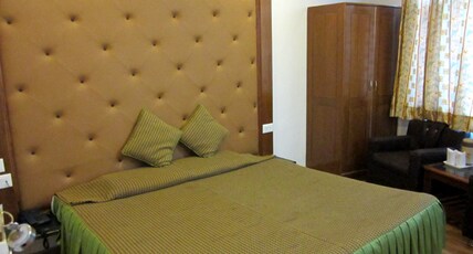RATAN HOTEL Room Type - Deluxe Suite