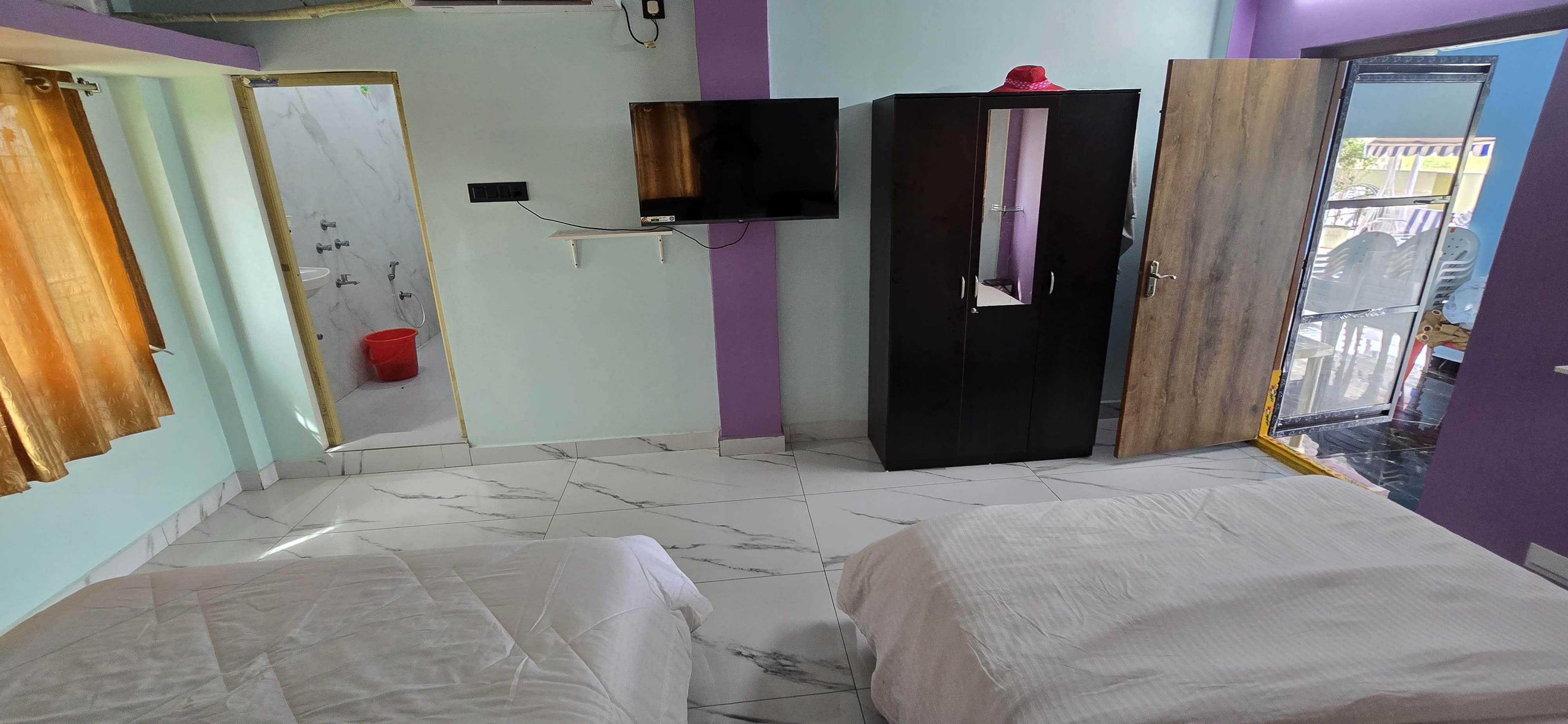 Kompalas Guest House - Tap to explore photos