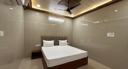 Shri Girdhar Gopal Guest House Room Type - Deluxe AC room Shri Girdhar Gopal Guest House Room Type - Deluxe AC room