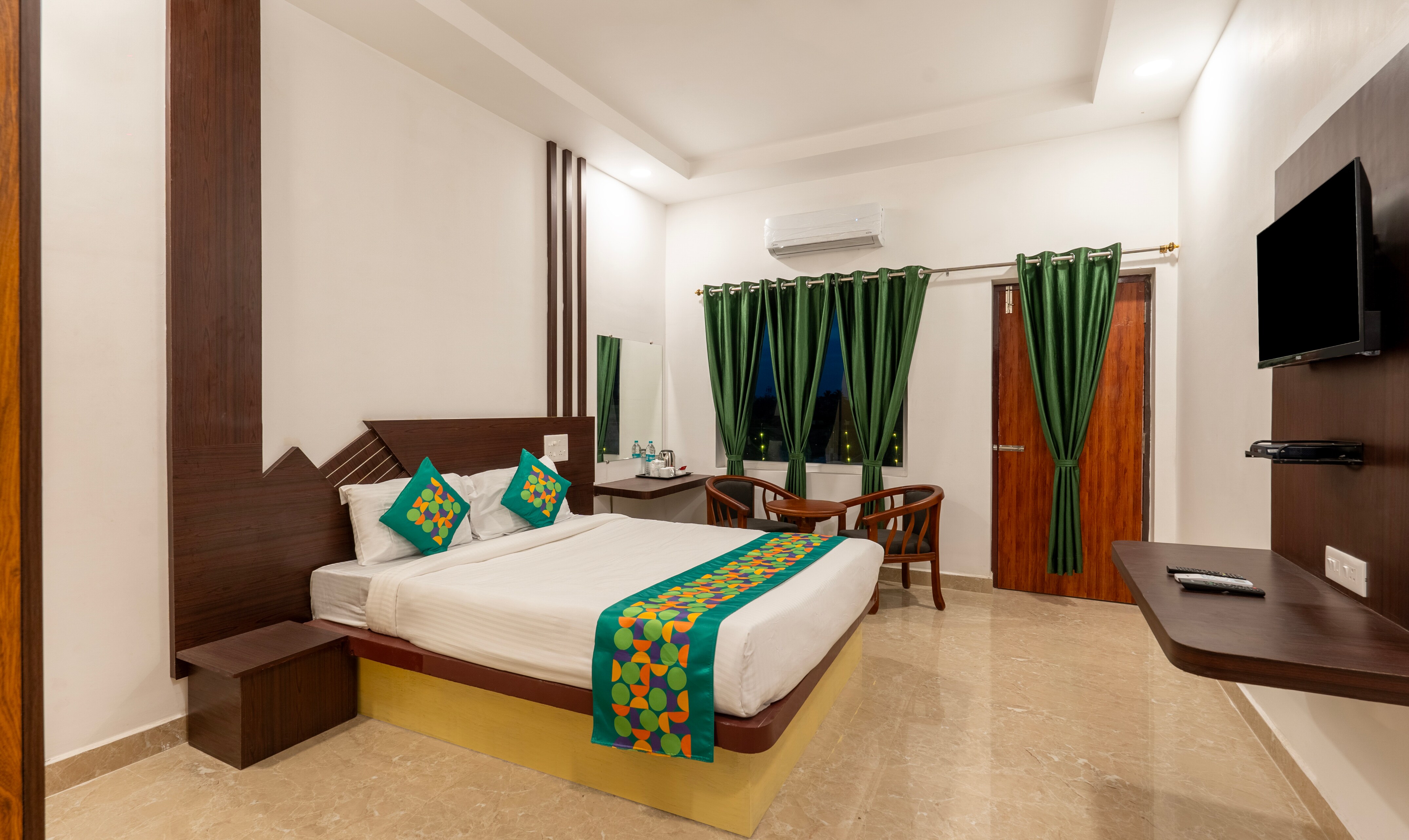Treebo Royal Plaza, 700 Mts From Promenade Beach - Tap to explore photos