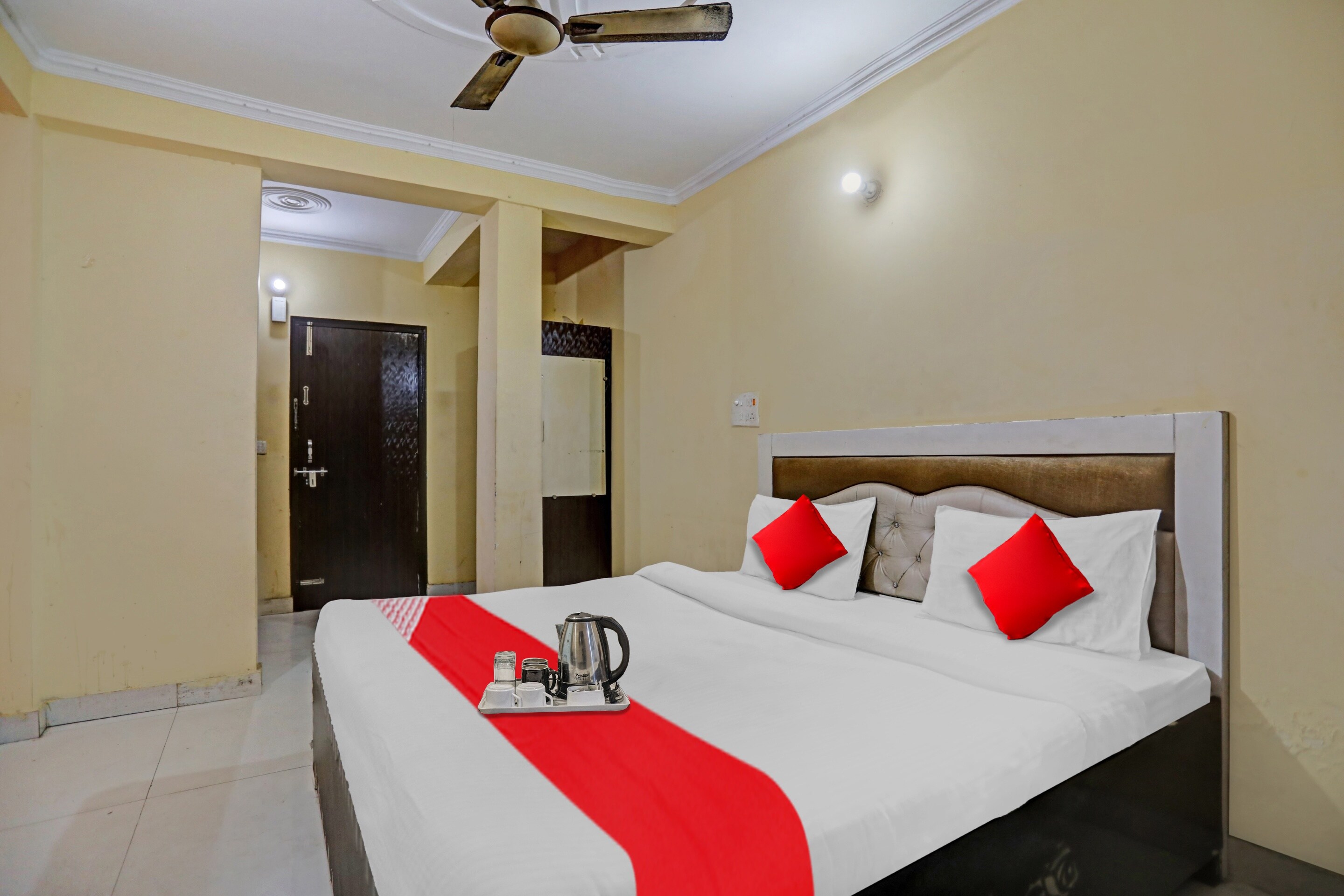 Hotel O by OYO Crossing Hotel Ghaziabad Railway Station - Tap to explore photos