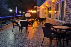 Rashal Homes | Terrace Cafe, Wifi and Parking