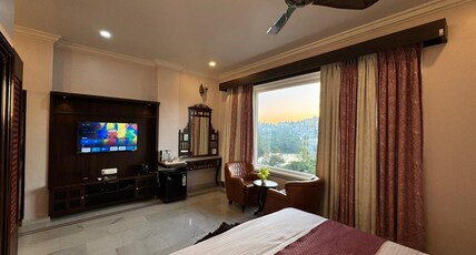 Chandralok's Villa Room Type - Lake Facing Maharani Suite