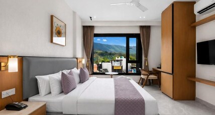 Hotel Himalayan with Ganga View Rooms - 2 minutes walk to Ganga Ghat Room Type - Premium room with mountain view