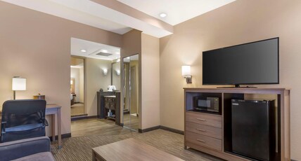 Best Western Plus Landing View Inn & Suites Room Type - Suite-1 King Bed, Non-Smoking, Penthouse, Sofabed, Jacuzzi, Refrigerator, Full Breakfast