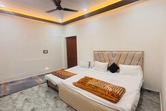 Jaitly P Guest House | Near Ganga Dwar Kashi Vishwanath