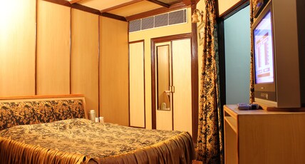 Snow King Retreat - The Heaven Room Type - Twin Rooms , Chairman Suite Combined  ,2 Double Bed for 4 pax ,2 Bathroom with Lawn ,Swings ,
