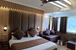 ELFIN | Lake Facing Premium Stay Mall Road