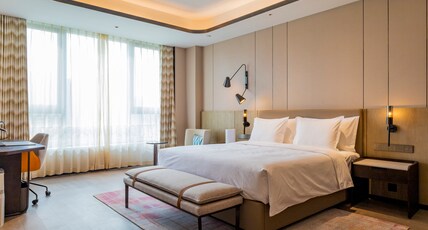 Crowne Plaza LANZHOU NEW AREA Room Type - 1 Bedroom Suite Dining Area