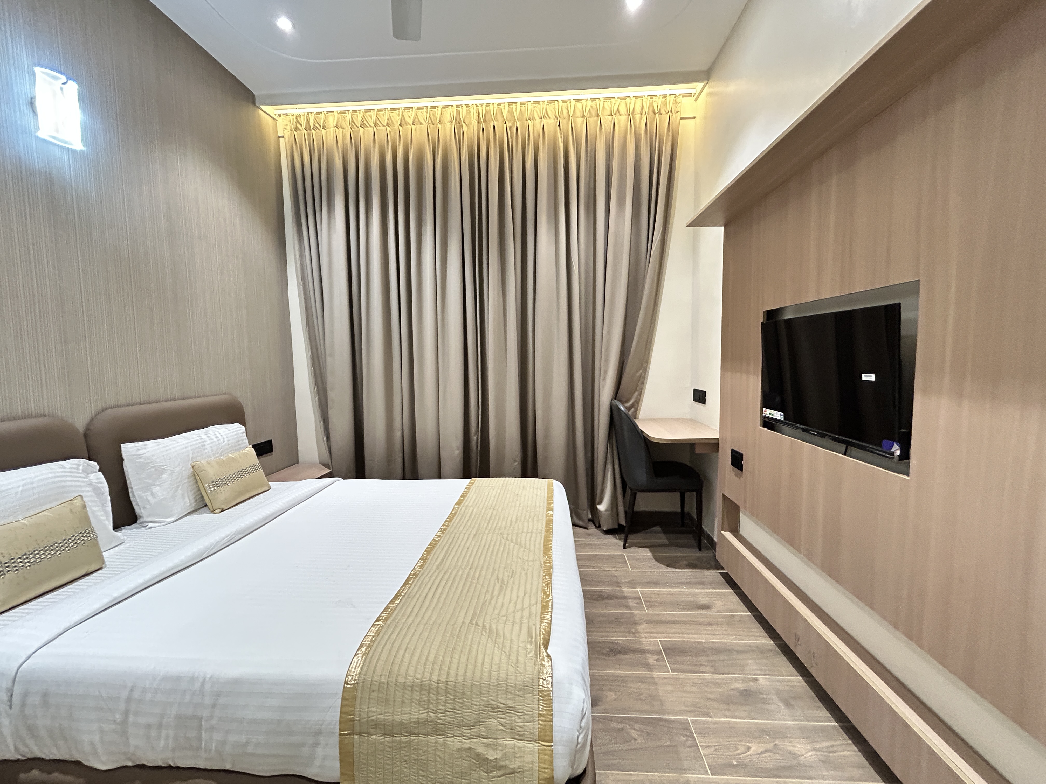 Hotel Kingsway Continental - Tap to explore photos