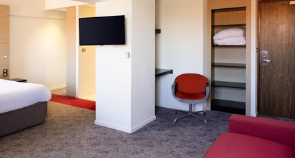 ibis Styles Saint Dizier Room Type - Standard family suite with 1 double bed and 1 sofa sleeping 2