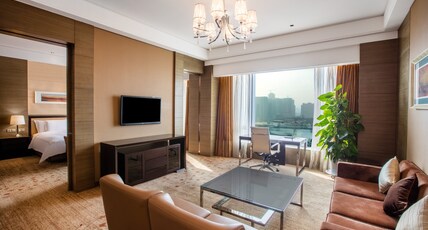 Crowne Plaza NANJING JIANGNING Room Type - 1 Bedroom Suite Lake View Dining Area Crowne Plaza NANJING JIANGNING Room Type - 1 Bedroom Suite Lake View Dining Area