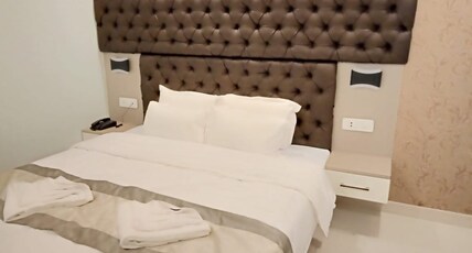 HOTEL SAAYEIN RESIDENCY Room Type - Deluxe Room