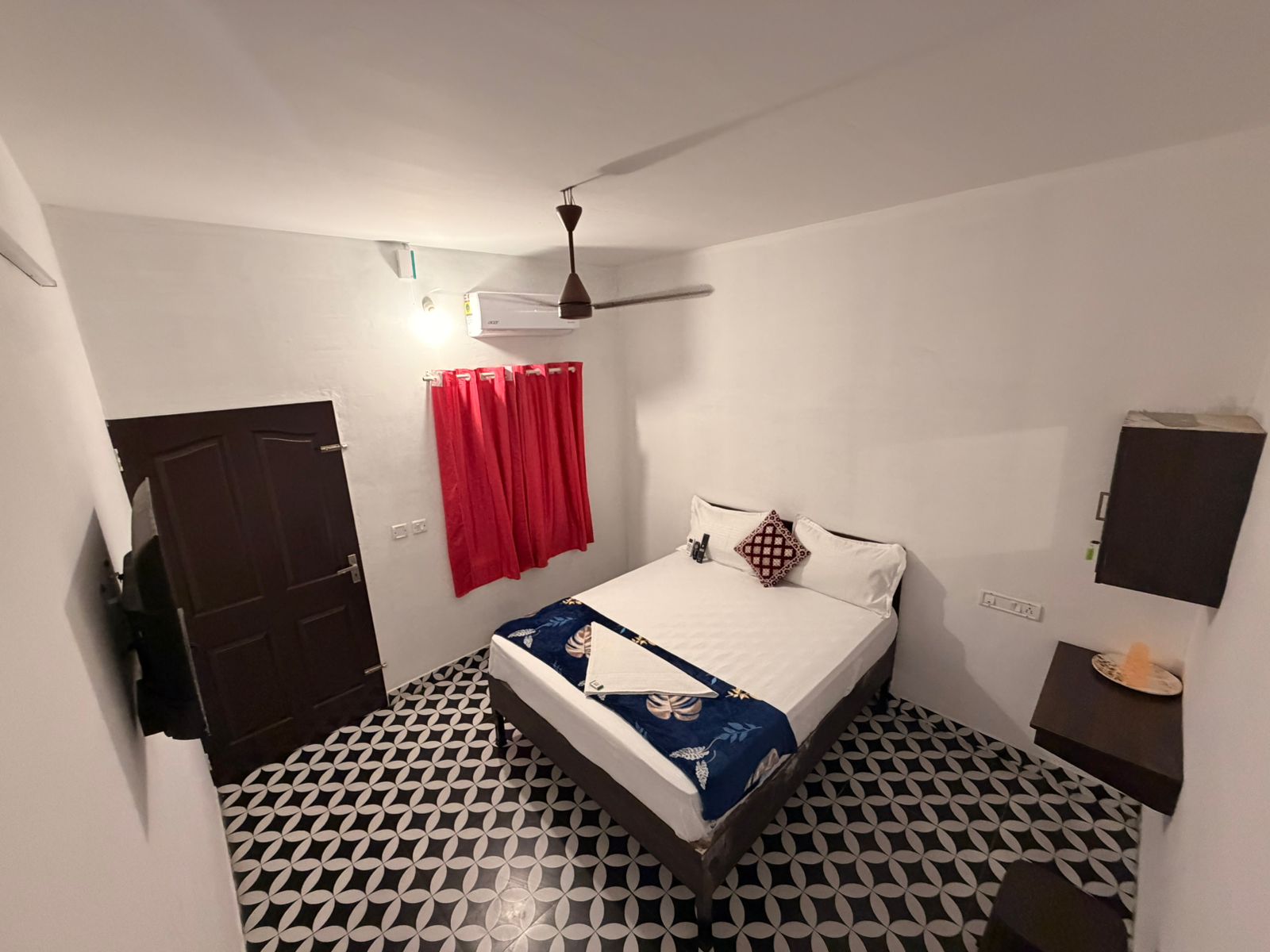 Jona Rooms - Tap to explore photos