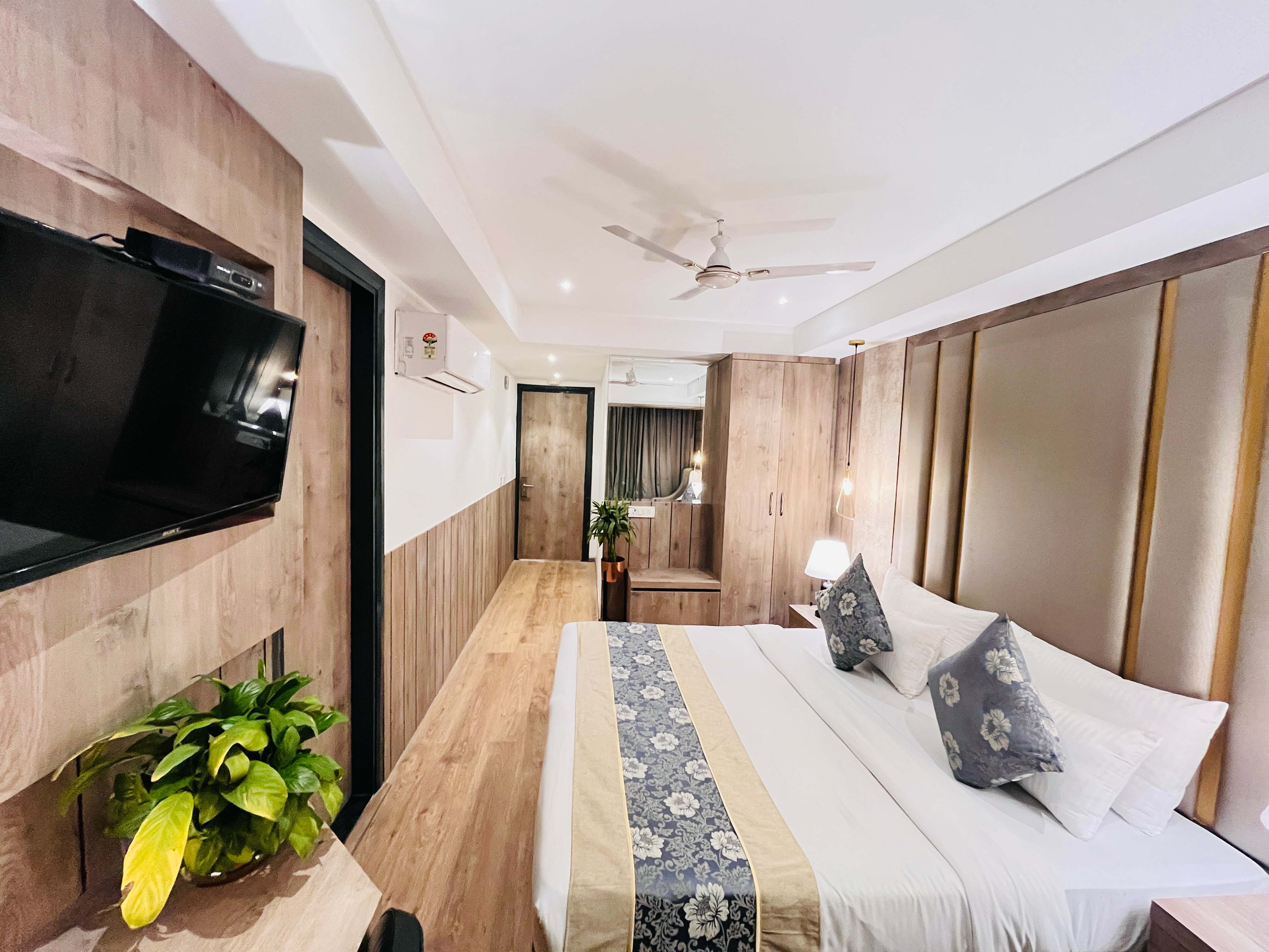 Hotel Town Pallace Patel Nagar Delhi - Tap to explore photos