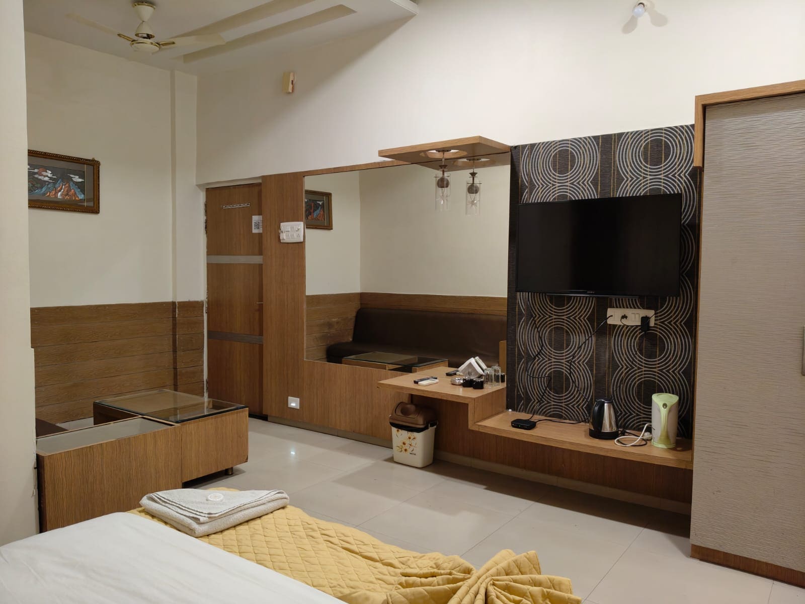 Hotel Chintamani Deluxe - Tap to explore photos