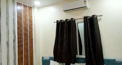 Hotel hardik guest house Room Type - Family AC room
