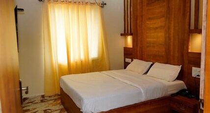 HOTEL PACIFIC Room Type - Deluxe Room with City View