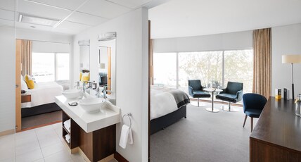 voco Reading, an IHG Hotel Room Type - 1 King Bed and 1 Queen Bed Grand