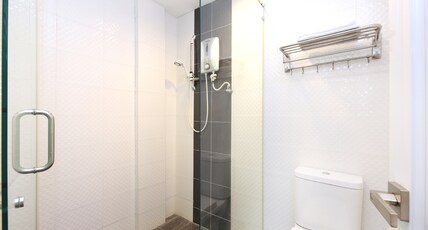Hotel O Marvelton Hotel Room Type - Premium King